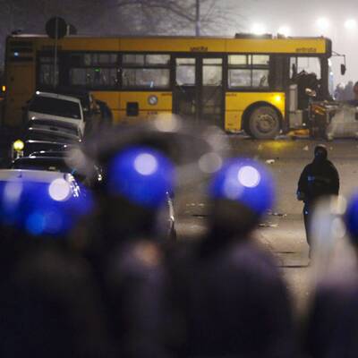 Romantischer Spaziergang im Lichte der Krawalle