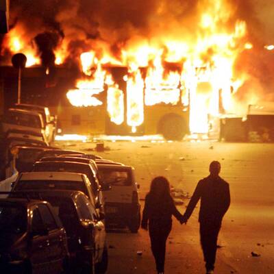 Romantischer Spaziergang im Lichte der Krawalle