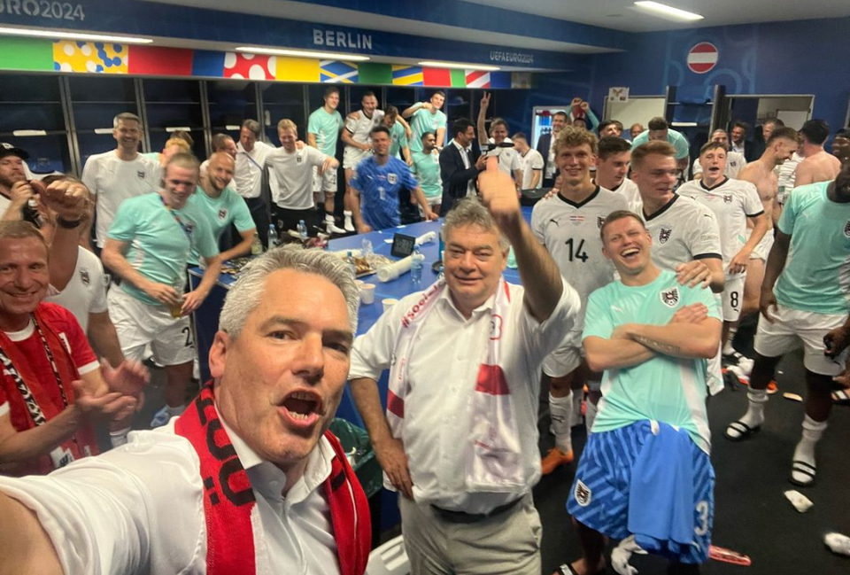 Kabinenparty - Kanzler Nehammer und Vize Kogler feiern mit der Mannschaft den Gruppensieg!