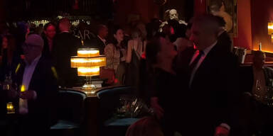 Nehammer tanzt in der Eden Bar