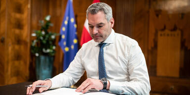1. Fotos: Nehammer wieder zur&uuml;ck im Bundeskanzleramt