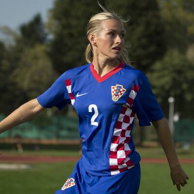 Sexy Topmodel coacht kroatische Kicker