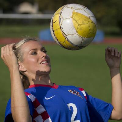Sexy Topmodel coacht kroatische Kicker