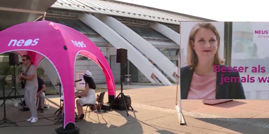 Neos Stand  und Plakat