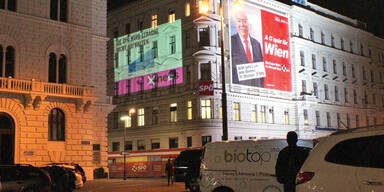 NEOS "werfen" Wahl-Plakat auf SP-Zentrale