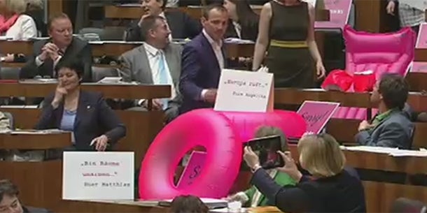 NEOS schwänzen Budget-Debatte