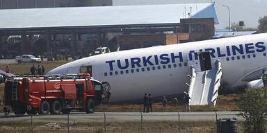 Reifenplatzer: Flugzeug-Crash bei Landung