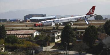 Reifenplatzer: Flugzeug-Crash bei Landung