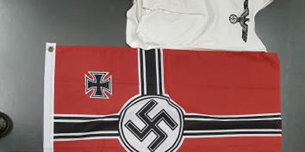 Schock: Kalaschnikow und NS-Flaggen in Wiener Wohnung