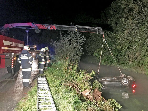 Mutter und Sohn bei Unfall fast ertrunken