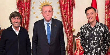 &Ouml;zil postet wieder Foto mit Erdogan