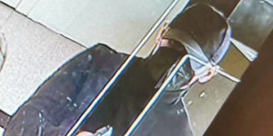 Bewaffneter Bank&uuml;berfall in Salzburg: Polizei sucht diesen Mann