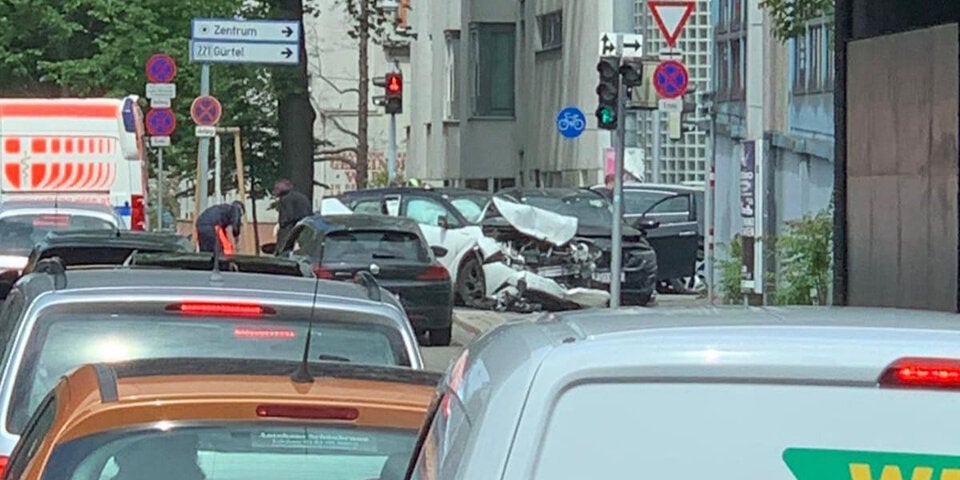 Schwerer Auto-Crash in Wien: Zwei Schwerverletzte