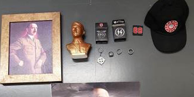 Schock: Kalaschnikow und NS-Flaggen in Wiener Wohnung