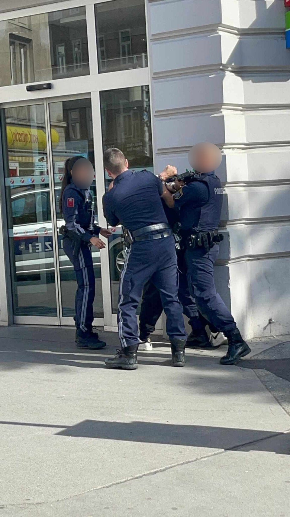 Mann in Wien direkt vor Bankfiliale festgenommen