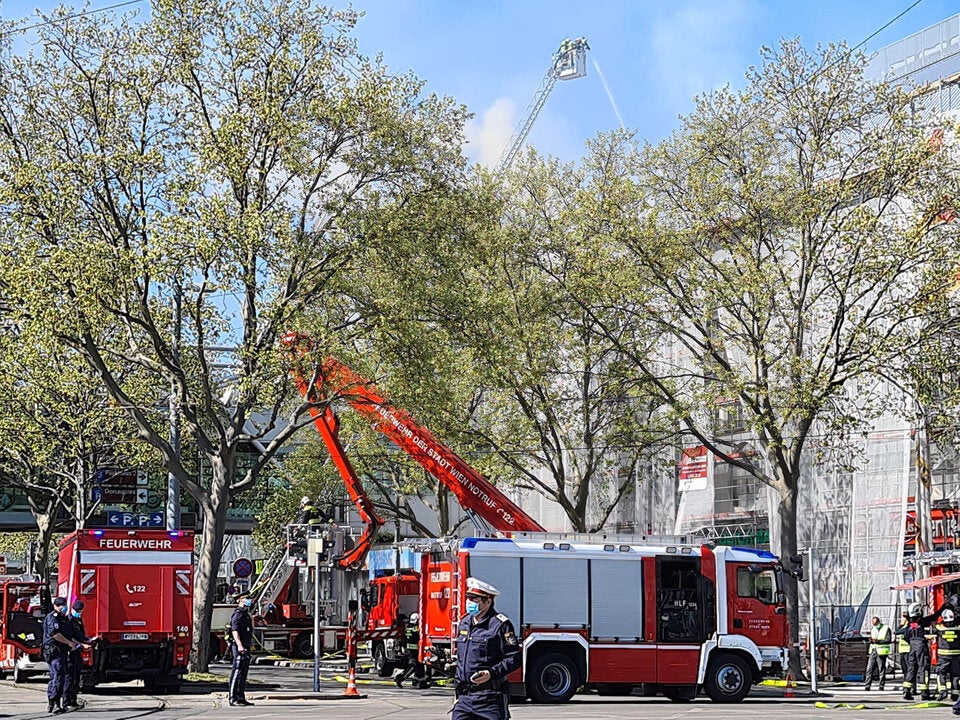 Dachbrand im Wiener Donauzentrum: Floriani verletzt