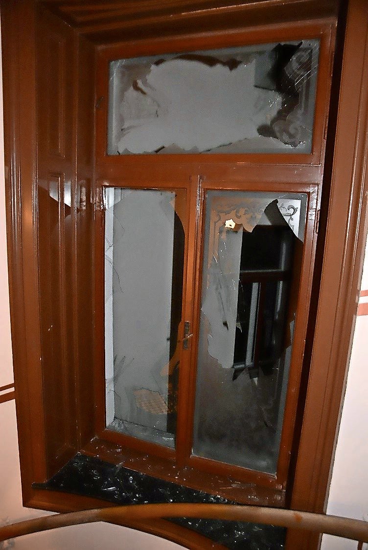 Böller-Bombe im Stiegenhaus – Promi-Künstlerin verletzt