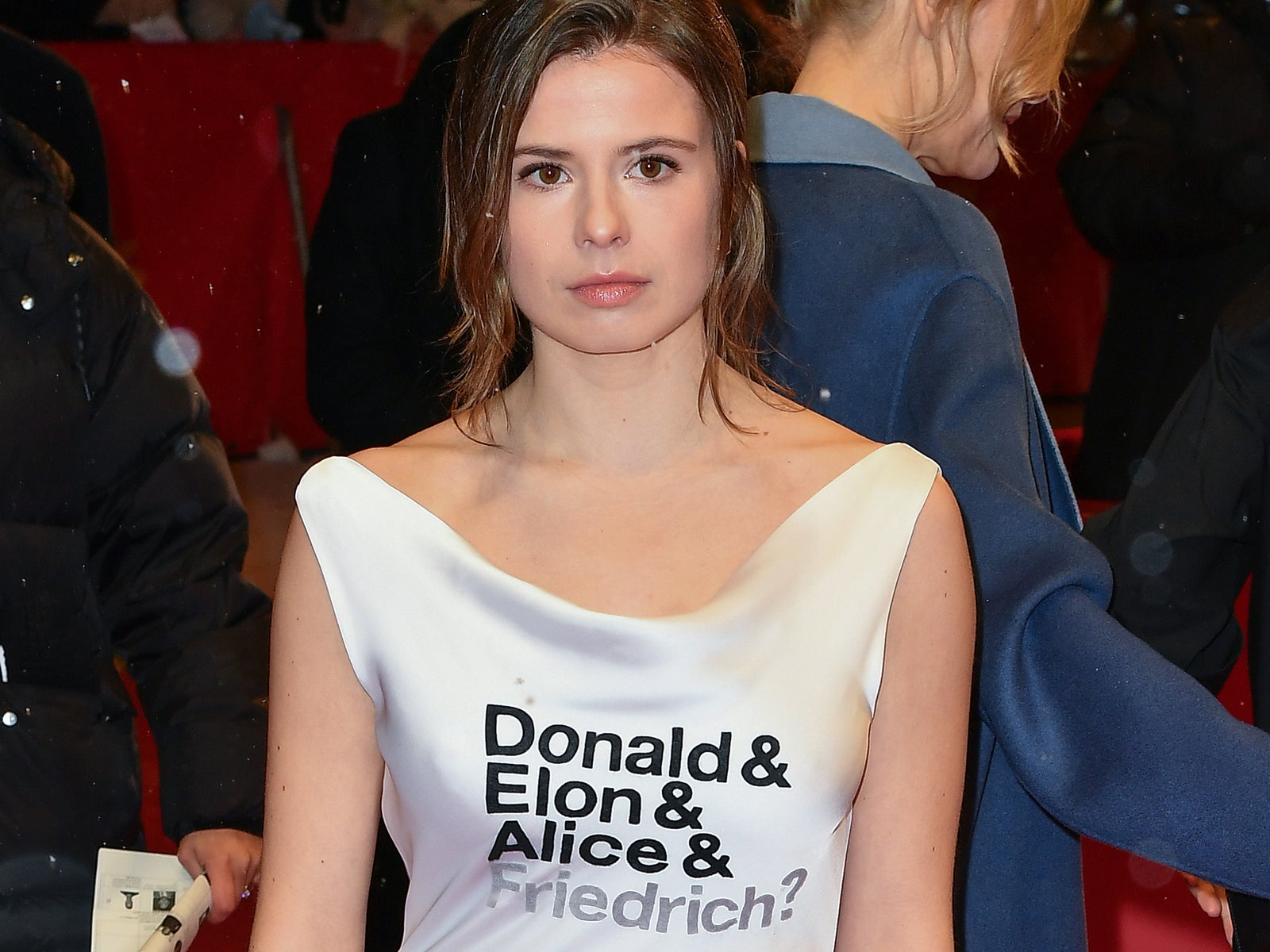 Gegen Trump und Weidel: Luisa Neubauer protestiert mit Kleid - oe24.at