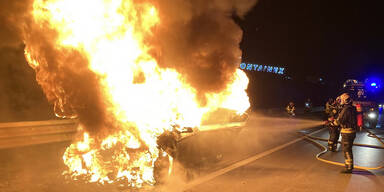 Spektakulärer Fahrzeugbrand auf der A2