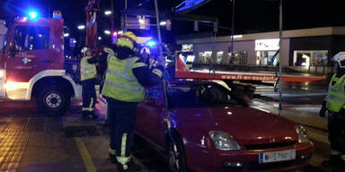 Pkw steckte auf Gleisen fest