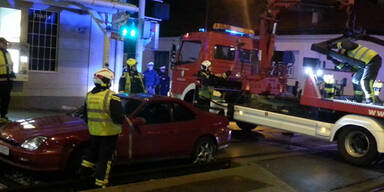 Pkw steckte auf Gleisen fest