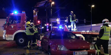 Pkw steckte auf Gleisen fest