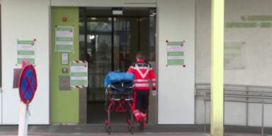 Rettungssanitäter betritt ein Krankenhaus