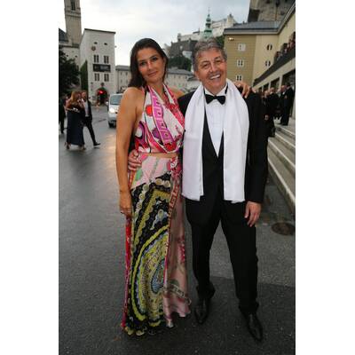 Elfenhaft:  Nicole Beutler setzt mit einem Brokat-Kleid in edlem Elfenbein einen noblen Trend.