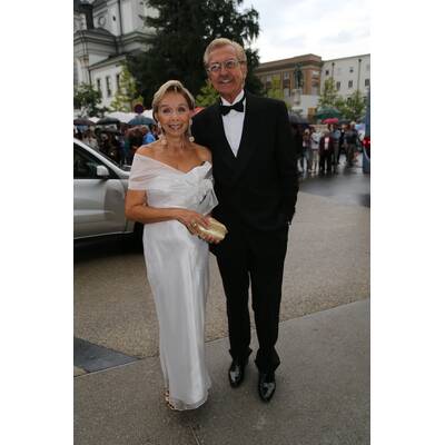 Elfenhaft:  Nicole Beutler setzt mit einem Brokat-Kleid in edlem Elfenbein einen noblen Trend.