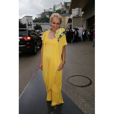 Elfenhaft:  Nicole Beutler setzt mit einem Brokat-Kleid in edlem Elfenbein einen noblen Trend.