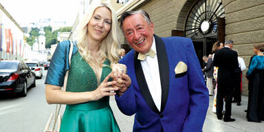 &rsaquo;Bienchen&lsaquo; zieht in Lugner-Villa