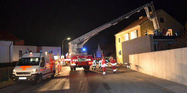 Feuerwehr hebt Schwangere mit Kran