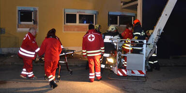 Feuerwehr hebt Schwangere mit Kran