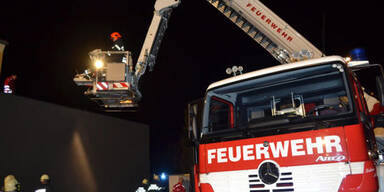 Feuerwehr hebt Schwangere mit Kran