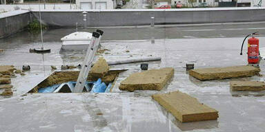 Einbrecher &ouml;ffneten Dach und Wand