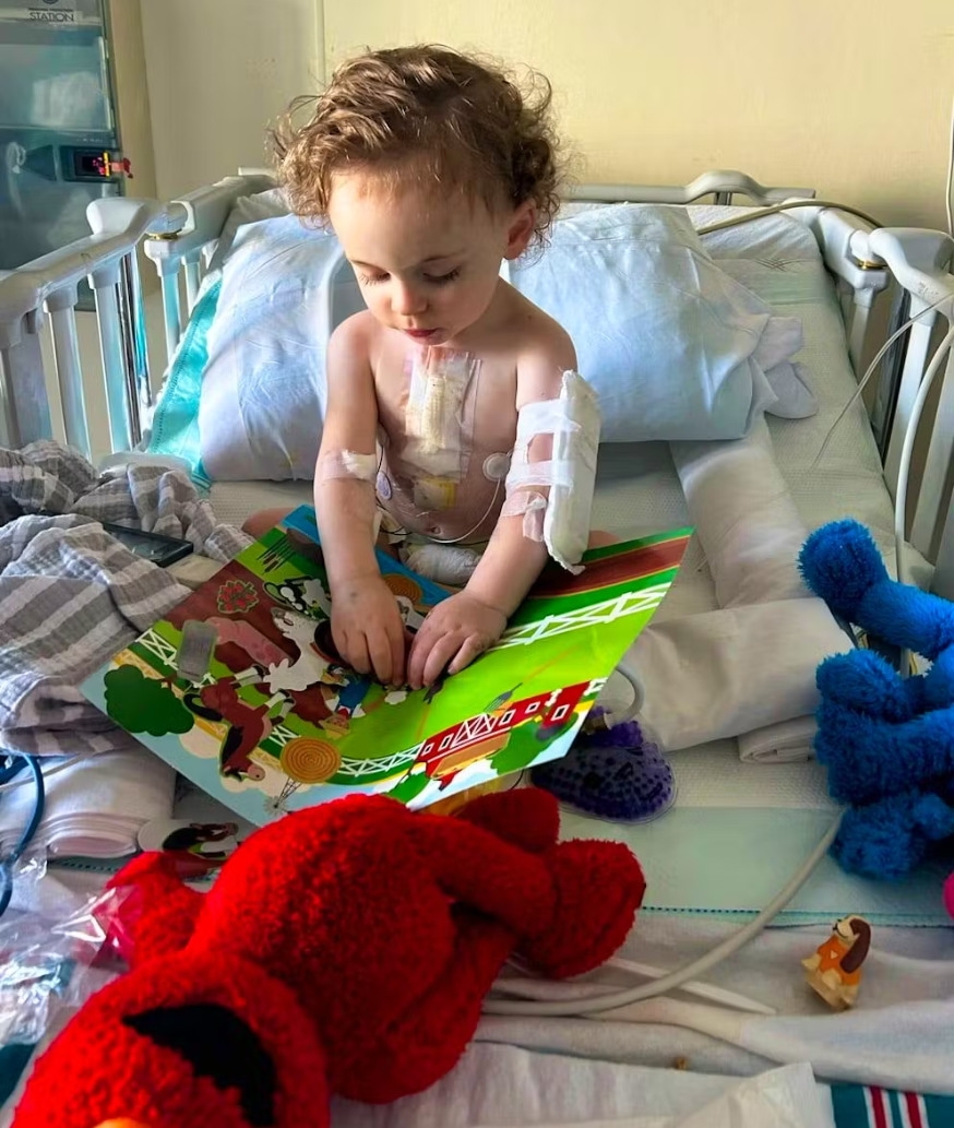 Johns Zustand war vor der rettenden Operation so kritisch, dass er bereits mehrere Eingriffe hinter sich hatte, bevor er seinen zweiten Geburtstag feierte