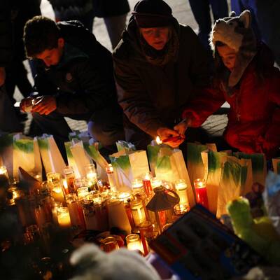 Tausende bei Newtown-Gedenkfeiern