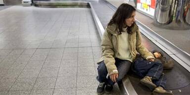 Tausende Fluggäste stranden wegen Schneesturms