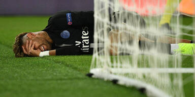 Neymar nimmt Mitspieler Ball weg & verletzt sich dabei