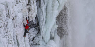 Paar klettert gefrorene Niagara-Fälle hinauf