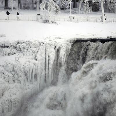 Polar-Kälte in den USA. Auch die berühmte Touristenattraktion ist zu Eis erstarrt.