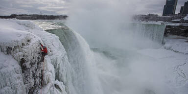 Paar klettert gefrorene Niagara-Fälle hinauf