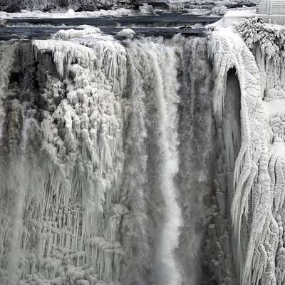 Polar-Kälte in den USA. Auch die berühmte Touristenattraktion ist zu Eis erstarrt.