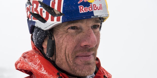 Paar klettert gefrorene Niagara-Fälle hinauf