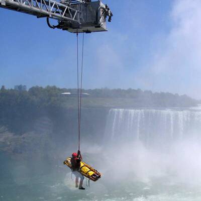 Mann springt Niagarafälle hinunter - 55 Meter tief