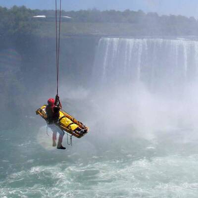 Mann springt Niagarafälle hinunter - 55 Meter tief