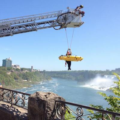 Mann springt Niagarafälle hinunter - 55 Meter tief