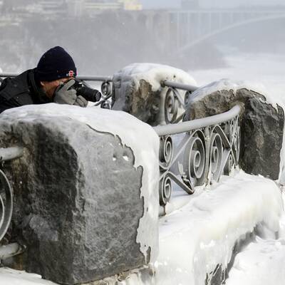 Polar-Kälte in den USA. Auch die berühmte Touristenattraktion ist zu Eis erstarrt.