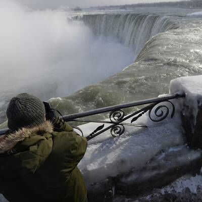 Polar-Kälte in den USA. Auch die berühmte Touristenattraktion ist zu Eis erstarrt.