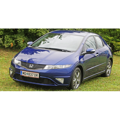 Starker Kompakter im Alltags-Outfit